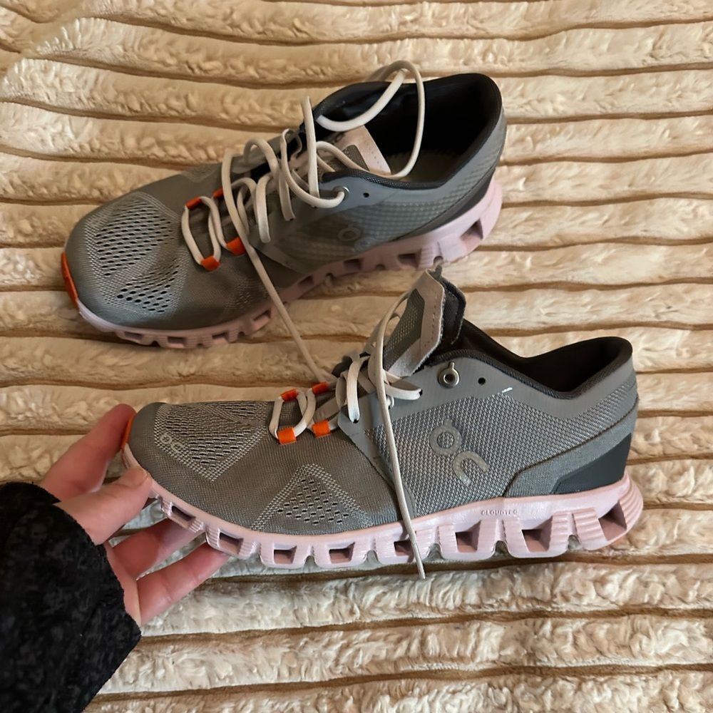On Cloud Cloud X sneakers, no in soles size 8.5